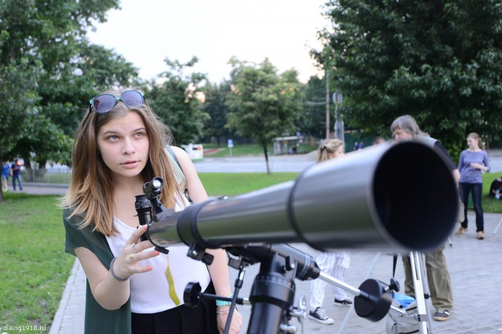 Заметить 00. Девушка с телескопом. Девушка астроном. Девочка с телескопом. Астрономия девушка.