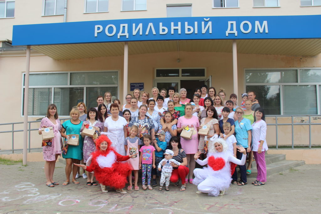 На территории Камышинского родильного дома прошла необычная акция, посвященная Дню семьи, любви и верности.