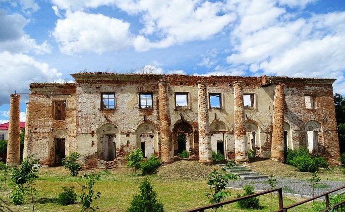 Разрушенная лютеранская церковь в селе Нижняя Добринка Камышинского района 