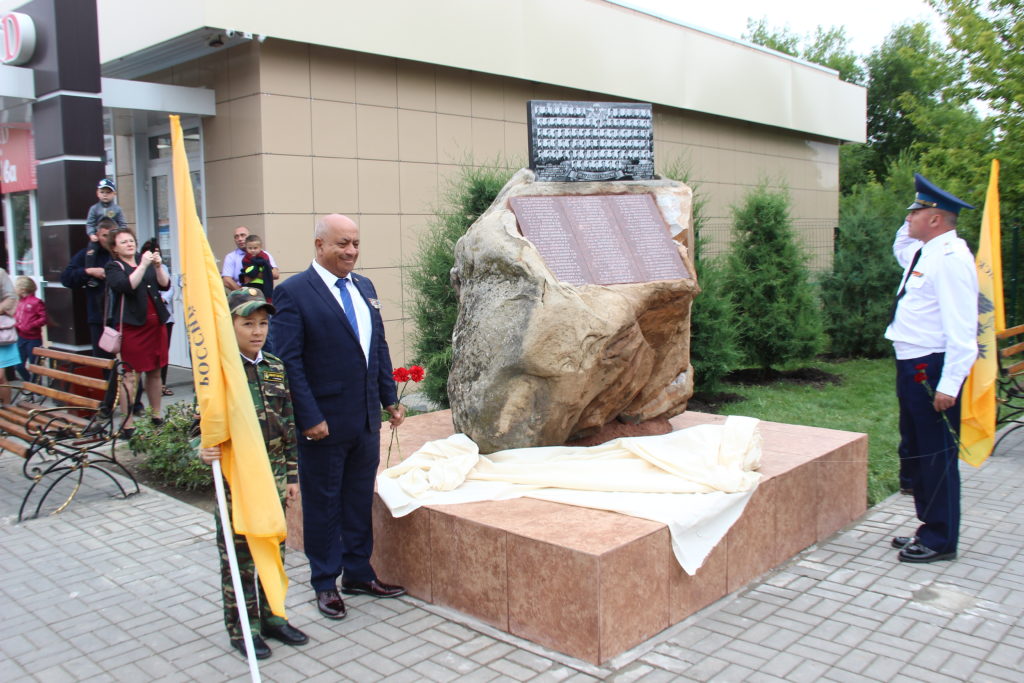 В Камышине открыли Памятный знак, посвящённого однополчанам Александра Колгатина  