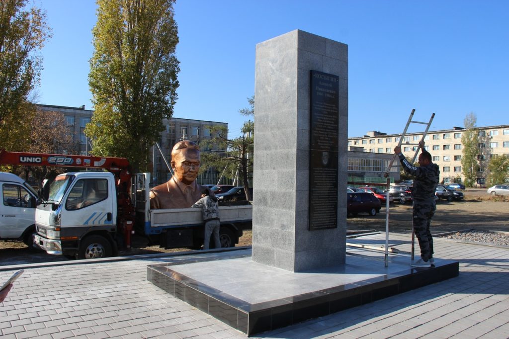 Реставрация памятника Алексею Косыгину в Камышине
